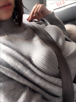尻職人・倉持由香が絶妙パイスラ! 胸の柔らかさが伝わる自撮りに興奮の声の画像1
