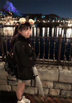 「最強合法ロリ巨乳」長澤茉里奈、普通に小学生にしか見えない夢の国ショットにファンも驚愕!の画像1