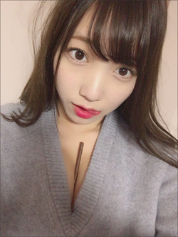 おっぱいがチョコまみれ!? 童顔巨乳アイドル・京佳、谷間にポッキーを挟んでファンを刺激!の画像1
