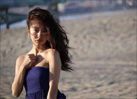 板野友美、4th写真集で初のランジェリーカット! 谷間露出のナチュラルセクシーにファンの期待高まるの画像1