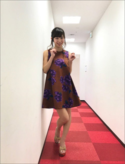 塩地美澄の「バキューム→ごっくん」に視聴者大興奮! ミニスカワンピでアリクイになりきるの画像1
