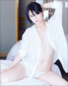孤高の微乳クイーン鈴木咲、美顔&色白美肌際立つノーブラセクシーショットの画像1