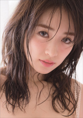 泉里香、初の公式カレンダーでエロふわボディ披露! 最新グラビアで伝説のニット衣装もの画像1
