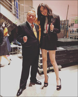「同じ人類と思えない」9頭身モデル・朝比奈彩、出川哲朗とのツーショットで究極プロポーションに驚きの声の画像1
