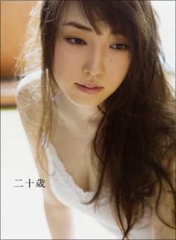モー娘。譜久村聖、最新写真集で大人の魅力! ふっくらボディに尻フェチ歓喜の画像1