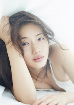 石原さとみ、6年ぶり&30代初の写真集リリース決定にファン歓喜! 脂の乗り切った色気で大ヒット確実の画像1