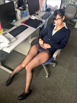 あの倉持由香が嫌な顔しながらパンチラ!? 背徳感漂う「おパンツ写真集」発売の画像1
