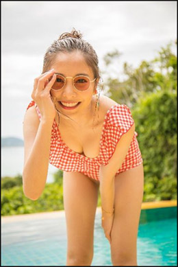 佐野ひなこ、貴重なプライベート水着ショット大放出! グラビア完全復活に大きな期待の画像1