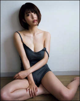 岸明日香、艶めかしい表情でG乳ポロリ寸前ショット! 女優業で培われたさすがの色気!!の画像1
