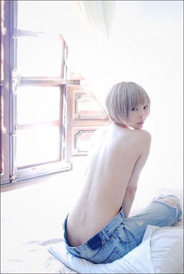 最上もが、衝撃の「お尻の割れ目」チラリ! 大胆すぎる背中ヌードにファン興奮の画像1