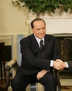 Silvio_Berlusconi_shakes_hands_with_Bush.jpg