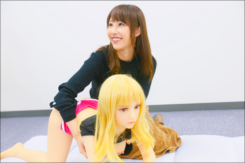 AV女優・あやみ旬果が初体験! ラブドールのリアルなボディに感銘を受ける!の画像9