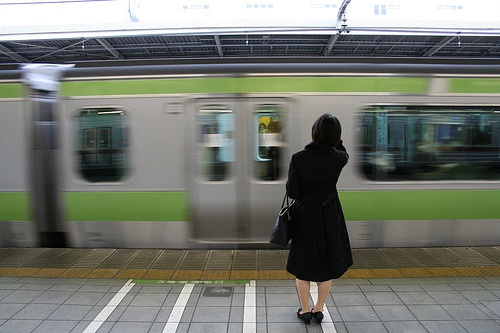 womenwaitingtrain0615.jpg