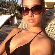 大胆ビキニ披露のすみれ！　海外進出を目指して番組降板も生放送は続けるというナゾ