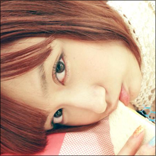 ハミ尻エロ過ぎ！　Eカップ・グラドルがガールズバーに潜入し、まさかの“大開脚”!!