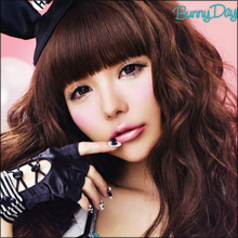 「貧乳が寄せた谷間」益若つばさが公開したセクシー画像に非難の声