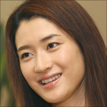 親になって初めて人間…小雪の発言が大炎上！　「セクハラ親父と同じ思考回路」と厳しい声