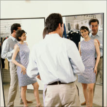 試着室で中出し！　鏡の前で口をふさがれ、レイプ気分で立ちバック体験