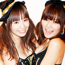 「手ブラーマン」で話題沸騰!!　ポロリもいとわない巨乳お笑いコンビ・魔女っこ！