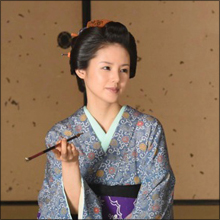 憂いを帯びた表情でキセルをふかし…小西真奈美、初時代劇で可憐で妖艶な着物姿!