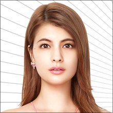 「絶対反則！　スーパー可愛い」　マギー、ピンクのミニスカ衣装で悩殺ウィンク