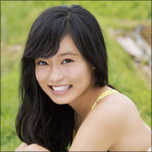 小島瑠璃子、大笑いして大開脚！　オーバーリアクションでパンチラ寸前ショット連発!!