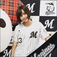 佐野ひなこ、超ミニスカでパンチラ寸前！　始球式での悩殺ショットにファンも大興奮