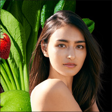 長谷川潤、タンクトップ衣装で美ボディ披露！　ネットからは“巨乳化”の指摘も