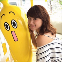 久松郁実、初サーフィンで抜群の運動神経発揮！　ビーチフラッグでは豊満バストが大揺れ