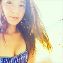 スザンヌ、ビキニショットで胸の谷間チラリ…相変わらずの天然っぷりでも話題に