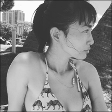 長谷川京子、色気際立つ美乳ショット…大胆ビキニで谷間披露