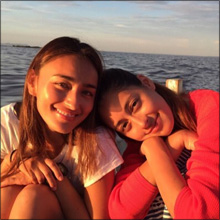 大胆な胸チラに色っぽい美脚！　森泉＆長谷川潤、過酷な無人島生活で過激ショット連発