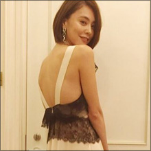 【女性タレントSNSセクシー】滑らかなラインが美しい肩見せショット