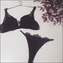 ダレノガレ明美、レースの極小ブラ＆パンティでファンを刺激