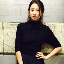 河北麻友子、スリット美脚披露！　レアなセクシーショットでファンを刺激