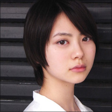 女優の山下リオ、豊満なバストが際立つメイドコスで男性人気アップ