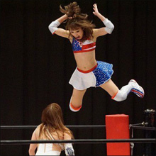 プロレスデビューの鈴木奈々、セクシーなコスチュームで大暴れ！