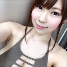 ぷるるんクイーン・結城ちか、深すぎる胸の谷間にファン悶絶!