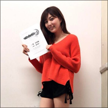 「とんでもない美脚」モデル・岩崎名美のミニスカ姿に熱視線！