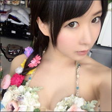 【SNSセクシー】美巨乳の谷間が眩しい！　花柄ビキニ美女