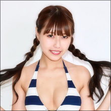 【SNSセクシー】胸のふくらみがよくわかる！　美女グラドルの“しましまビキニ”ショット