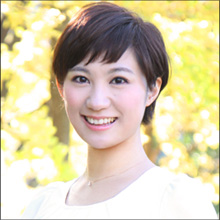 フリーアナがガニ股状態の大胆ショット! 黒ストッキング姿が「なんかエロい」と話題に