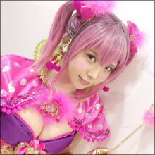 「日本一のコスプレイヤー」えなこ、大胆衣装で料理番組出演! こんもりとした胸の谷間に熱視線