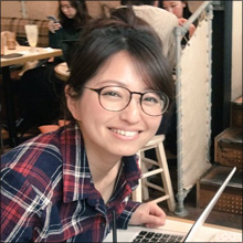 「テレビ史に残る豪快パンチラ」で話題となった美女キャスター、今度は“メガネ爆乳”で注目度アップ！