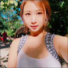 佐山彩香、お正月旅行のリゾートショットに興奮の声! ムチムチボディでファンを刺激