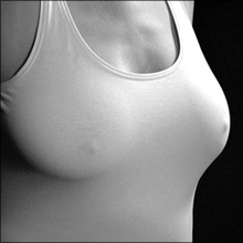 【エロ体験談】ピンコ勃ちの乳首を目にした草食男子の懊悩