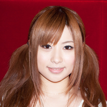 ロリ美少女・成瀬心美が、生意気なイマドキ女子校生に扮してキレまくる！