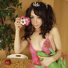 セルフヌード写真がアート界で絶賛の嵐　　　　待望の照沼ファリーザ写真展が開催