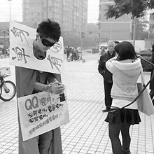 新しい対人恐怖症解決法！　見知らぬ女性にムチでしばいてもらう男