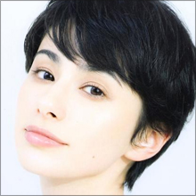 デスクの下からのぞく生足に興奮！　ホラン千秋、ニュース番組風バラエティでインテリ美女に